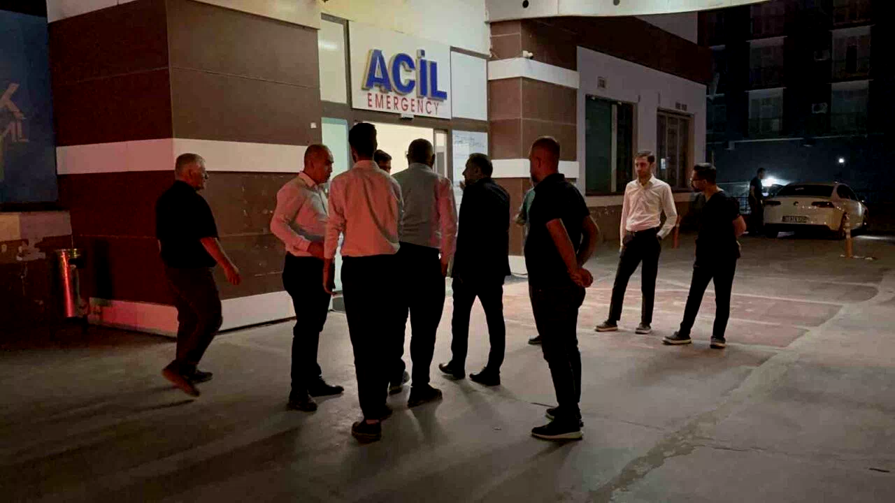 CHP Grup Başkanvekili Murat Emir sahneden düştü