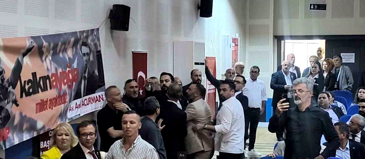 CHP kongresinde kavga: Tekme ve tokatlar havada uçuştu
