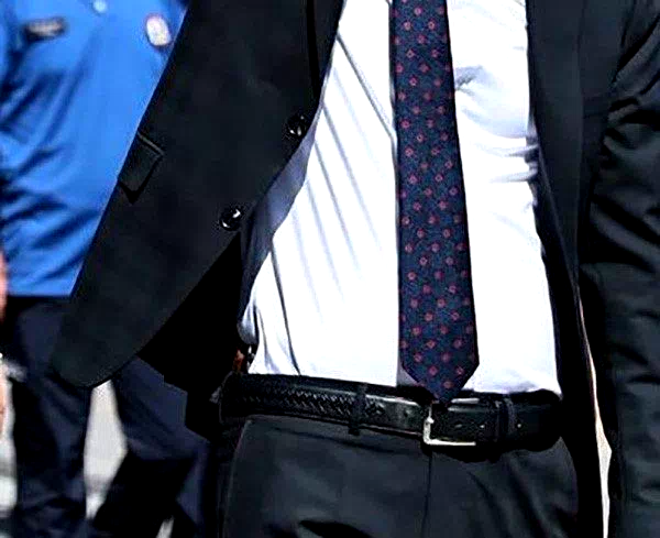 CHP’li belediye başkanı kutlamalara belinde silahla katıldı