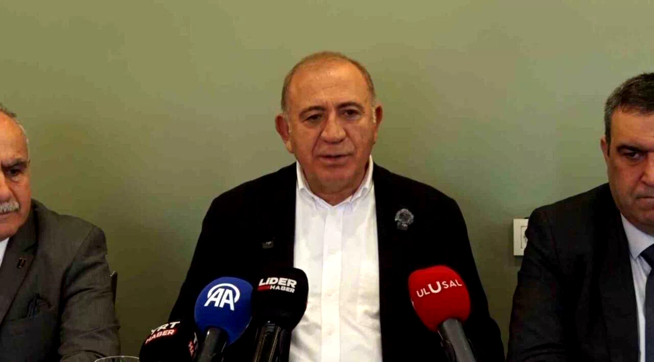 CHP’li Gürsel Tekin: “Seçim Kurulu’na soruyorum; bu mühür, karar defteri kimde. Bizde”