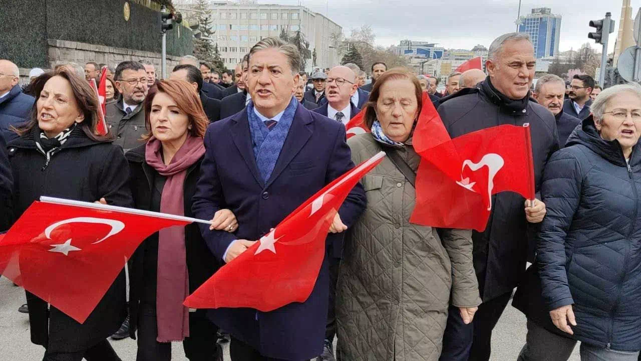 CHP Milletvekilleri Meclis’ten Genel Merkeze yürüdü