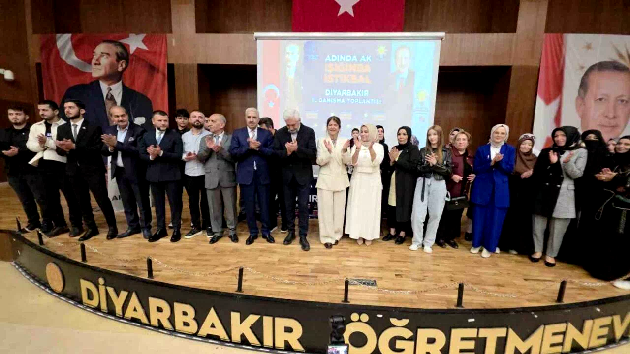 CHP ve YRP’den ayrılan 100 kişi AK Parti’ye katıldı