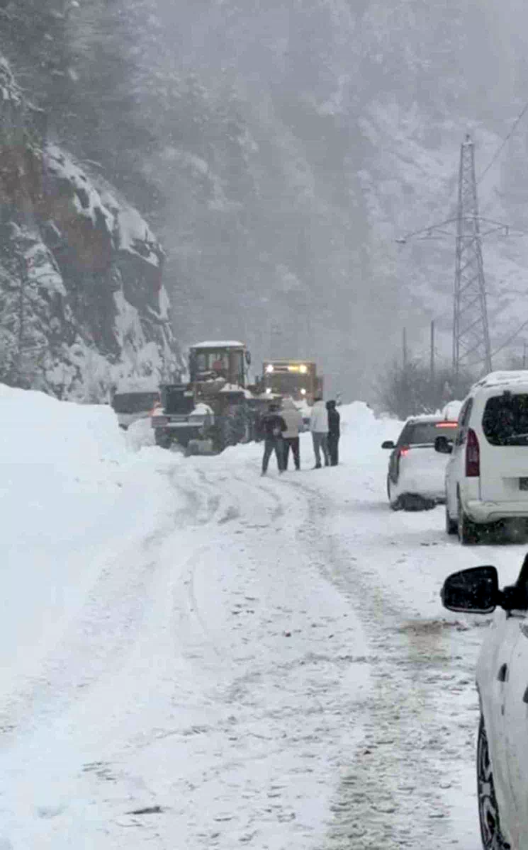 Çığ nedeniyle ulaşıma kapanan Trabzon-Bayburt karayolu kontrollü olarak ulaşıma açıldı