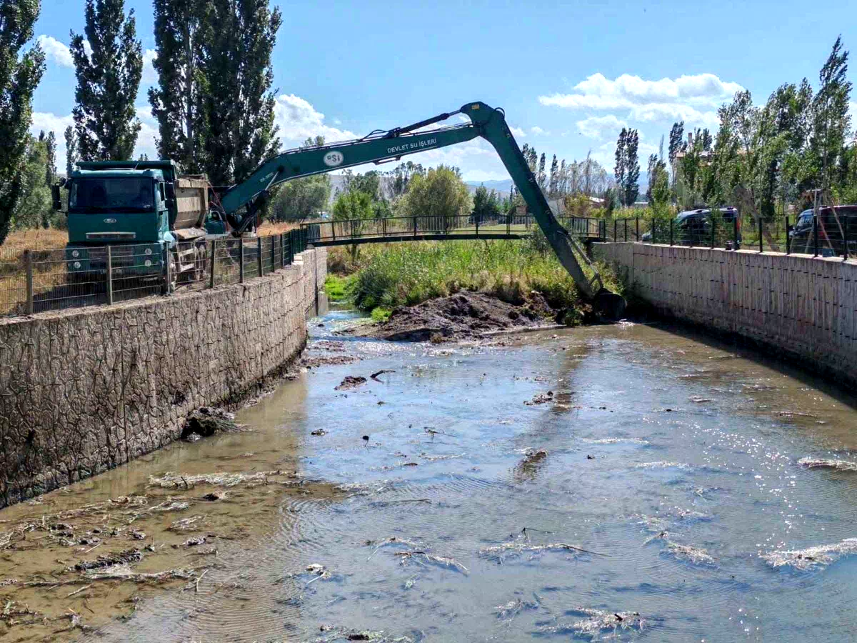 Çiğdemtepe köyünde dere yatağı ıslah çalışmaları sürüyor