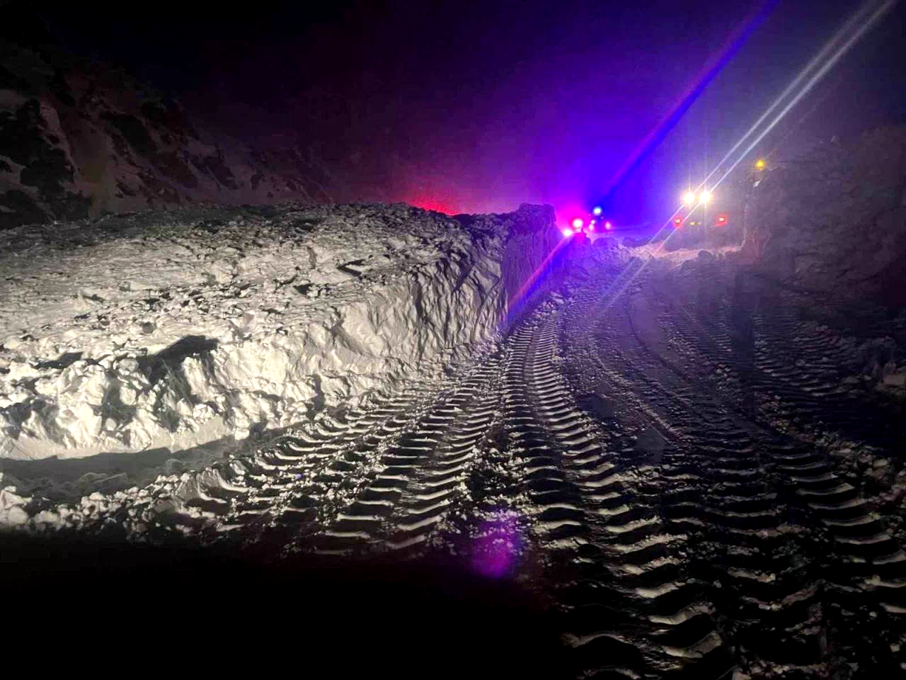 Çığın düştüğü Erzincan-Sivas kara yolu ulaşıma açıldı