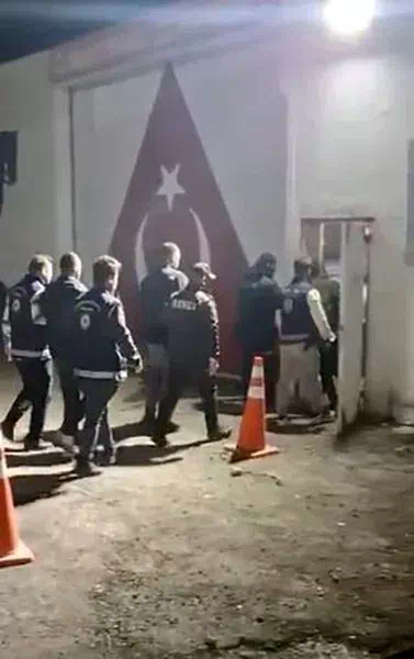 Çıldır’da durdurulan tırda 3 firari hükümlü Gürcistan’a kaçmaya çalışırken yakalandı.