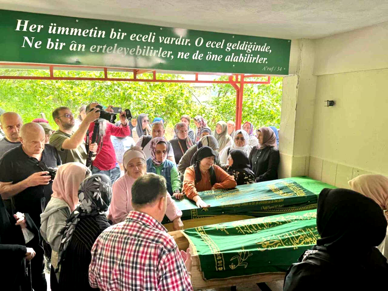 Cinayet kurbanı kız kardeşler toprağa verildi