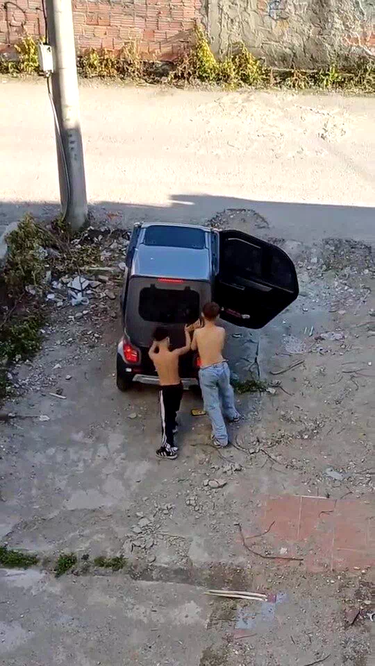 Çocuklar babalarının elektrikli aracını kaçırdı, şarj bitince yolda kaldılar