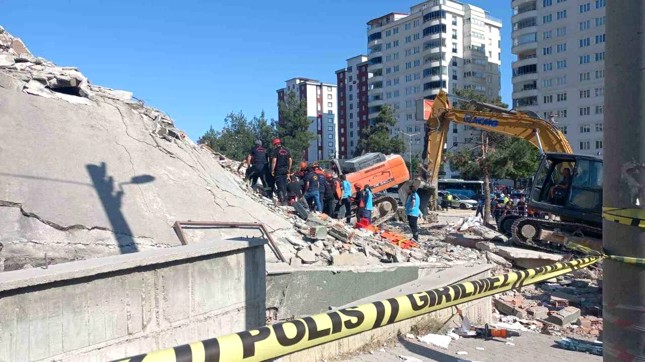 Çöken binadan iş makinesi operatörünün cansız bedeni çıkarıldı