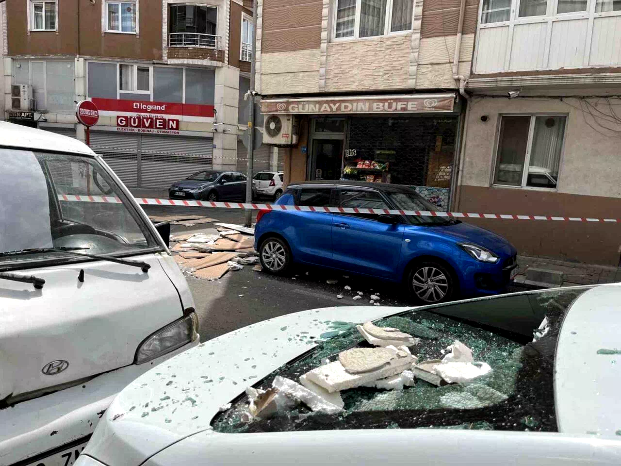 Çorlu’da binanın dış cephesi çöktü