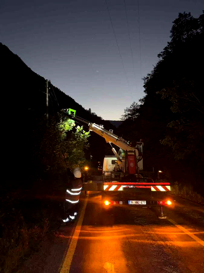 Çoruh EDAŞ, yağıştan etkilenen Rize ve Trabzon’da 120 saha çalışanıyla arızaları giderdi