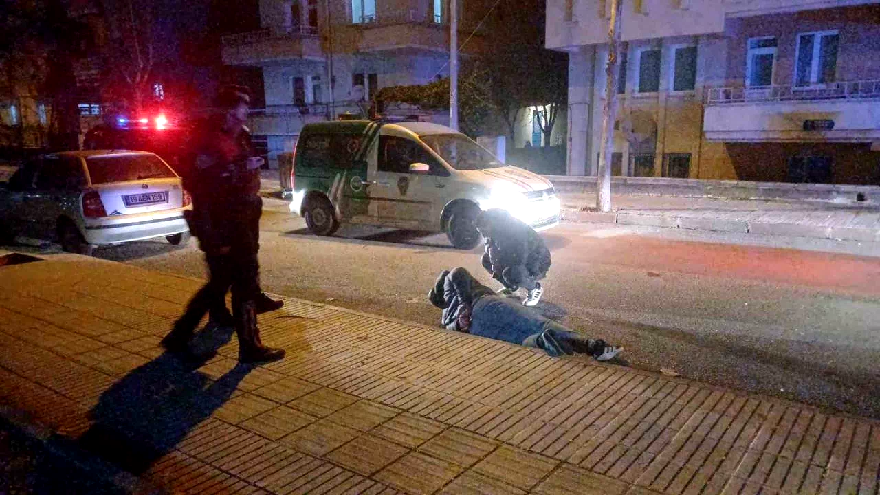 Çorum’da polis ekipleri tarafından dur ihtarına uymayan araç sürücüsü ve yanındaki şahıs kovalamaca sonucunda yakalandı.