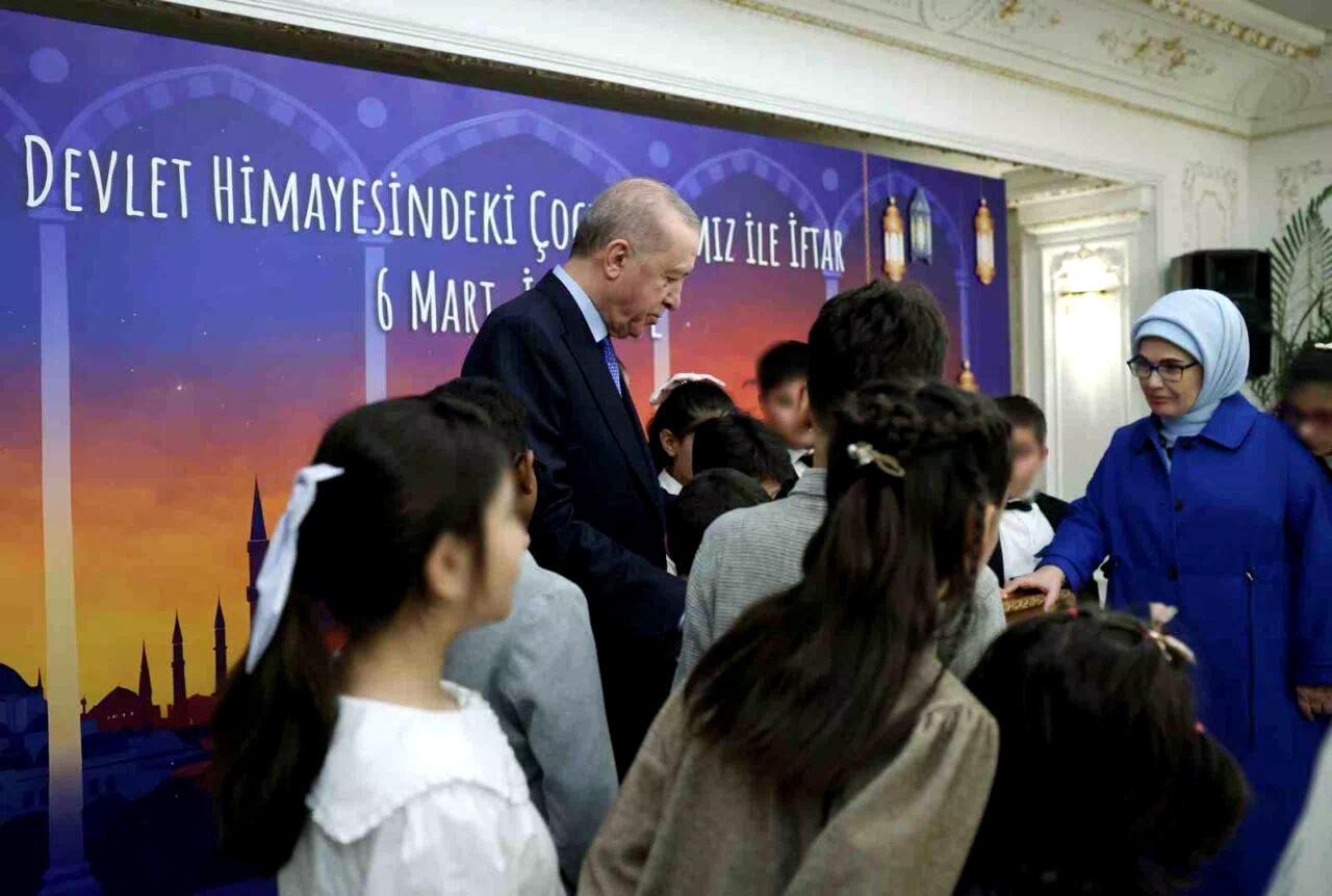 Cumhurbaşkanı Erdoğan, devlet himayesindeki çocuklarla gönül sofrasında buluştu