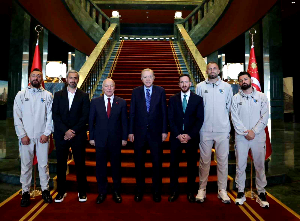 Cumhurbaşkanı Erdoğan Erzurumspor FK heyetini kabul etti