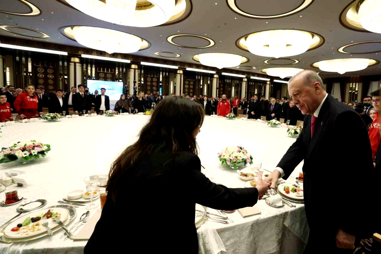 Cumhurbaşkanı Erdoğan: “Eski Türkiye’nin imtiyazlılarının, çatışma ve gerilimden beslenenlerin aranıza nifak sokmasına müsaade etmeyin”