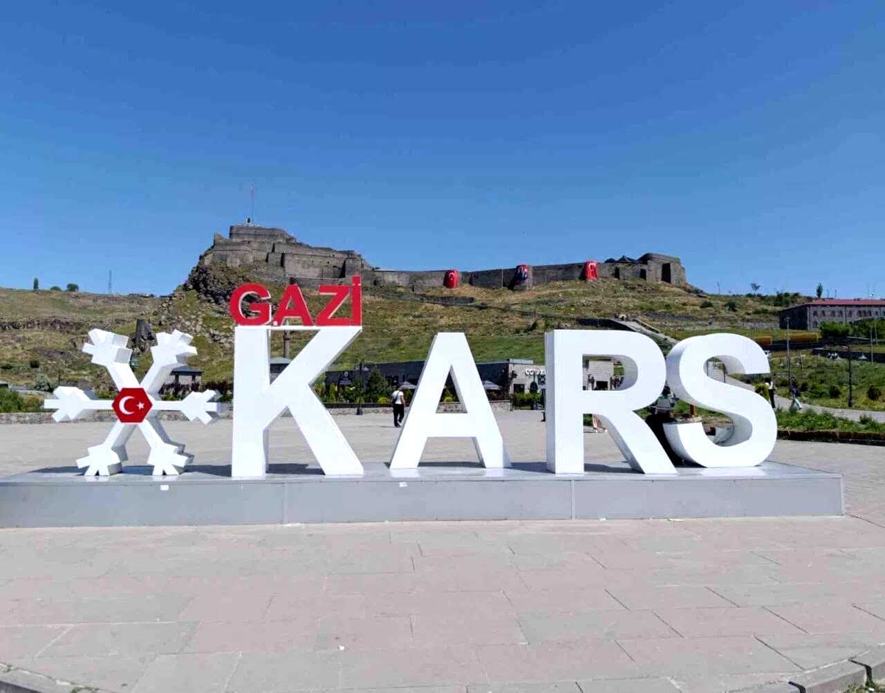 Cumhurbaşkanı Erdoğan’ın çağrısıyla Kars Kalesi bayraklarla donatıldı