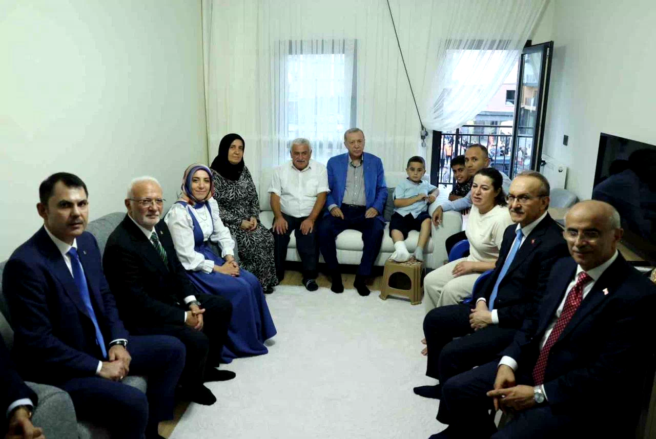 Cumhurbaşkanı Erdoğan, Malatya’da depremzede bir aileyi ziyaret etti