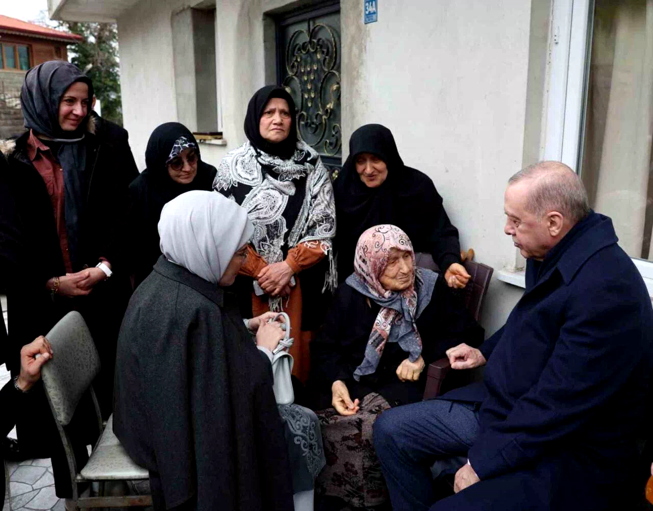 Cumhurbaşkanı Erdoğan, Rize’de komşularıyla bayramlaştı
