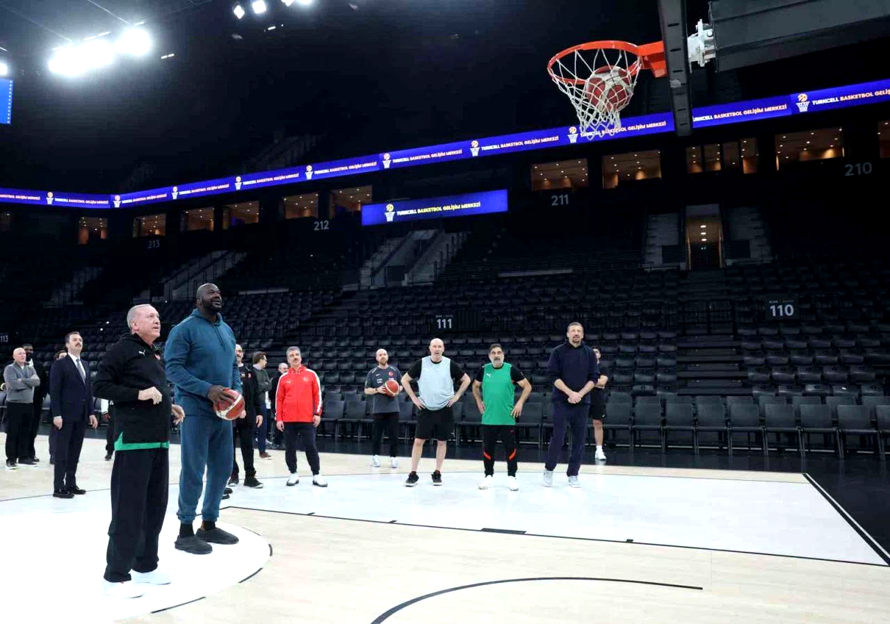 Cumhurbaşkanı Erdoğan, Shaquille O’Neal ile basketbol oynadı