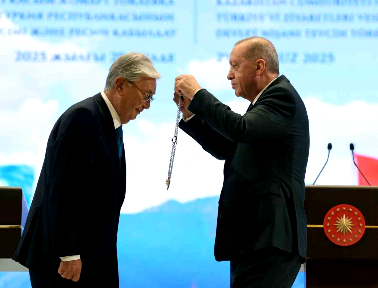 Cumhurbaşkanı Erdoğan tarafından Kazakistan Cumhurbaşkanı Tokayev’e Devlet Nişanı tevcih edildi