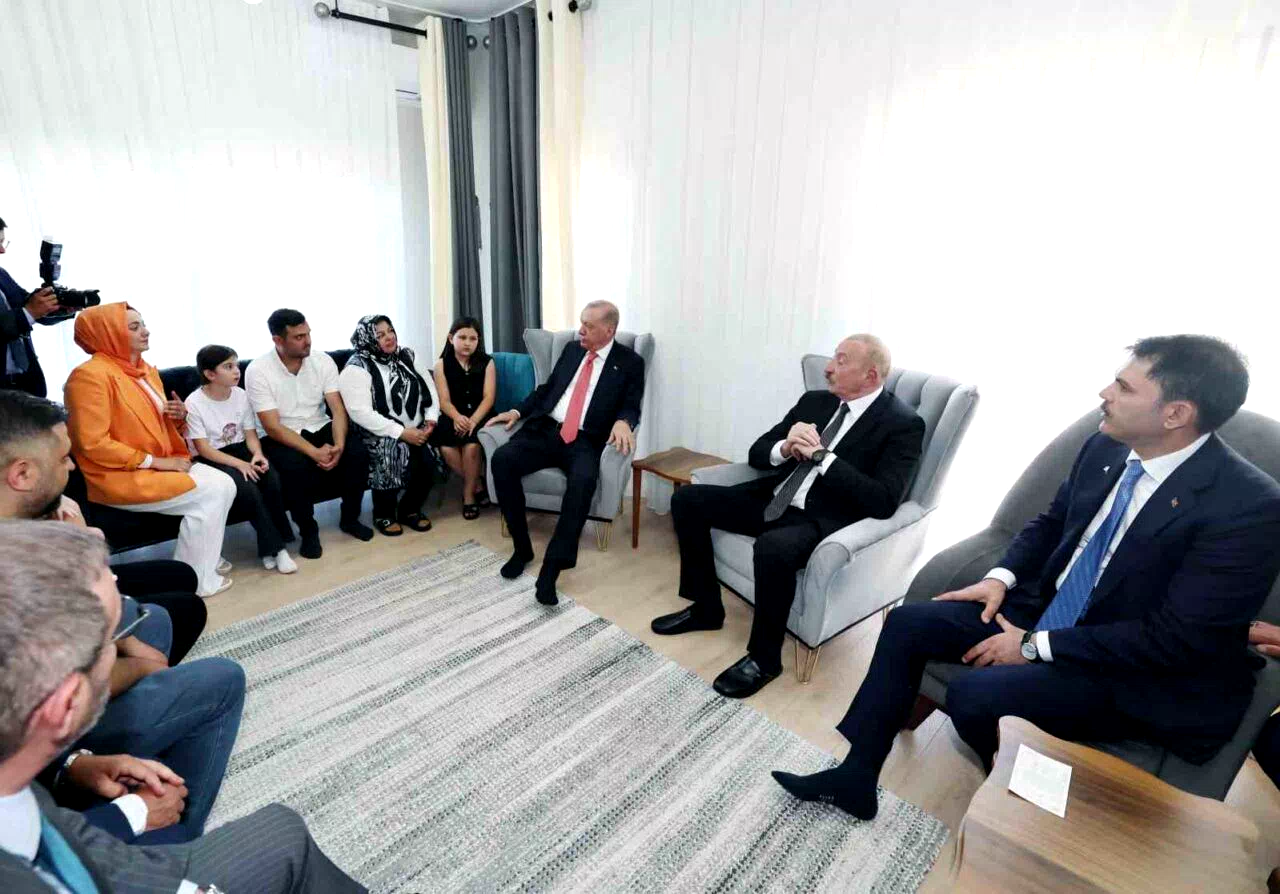 Cumhurbaşkanı Erdoğan ve Aliyev, Kahramanmaraş’ta depremzede bir aileyi ziyaret etti