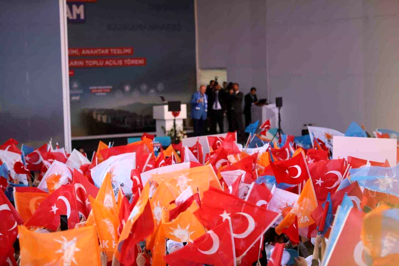 Cumhurbaşkanı Erdoğan: “Yılbaşına kadar deprem bölgemizde 453 bin bağımsız bölümü tamamlamak niyetindeyiz”