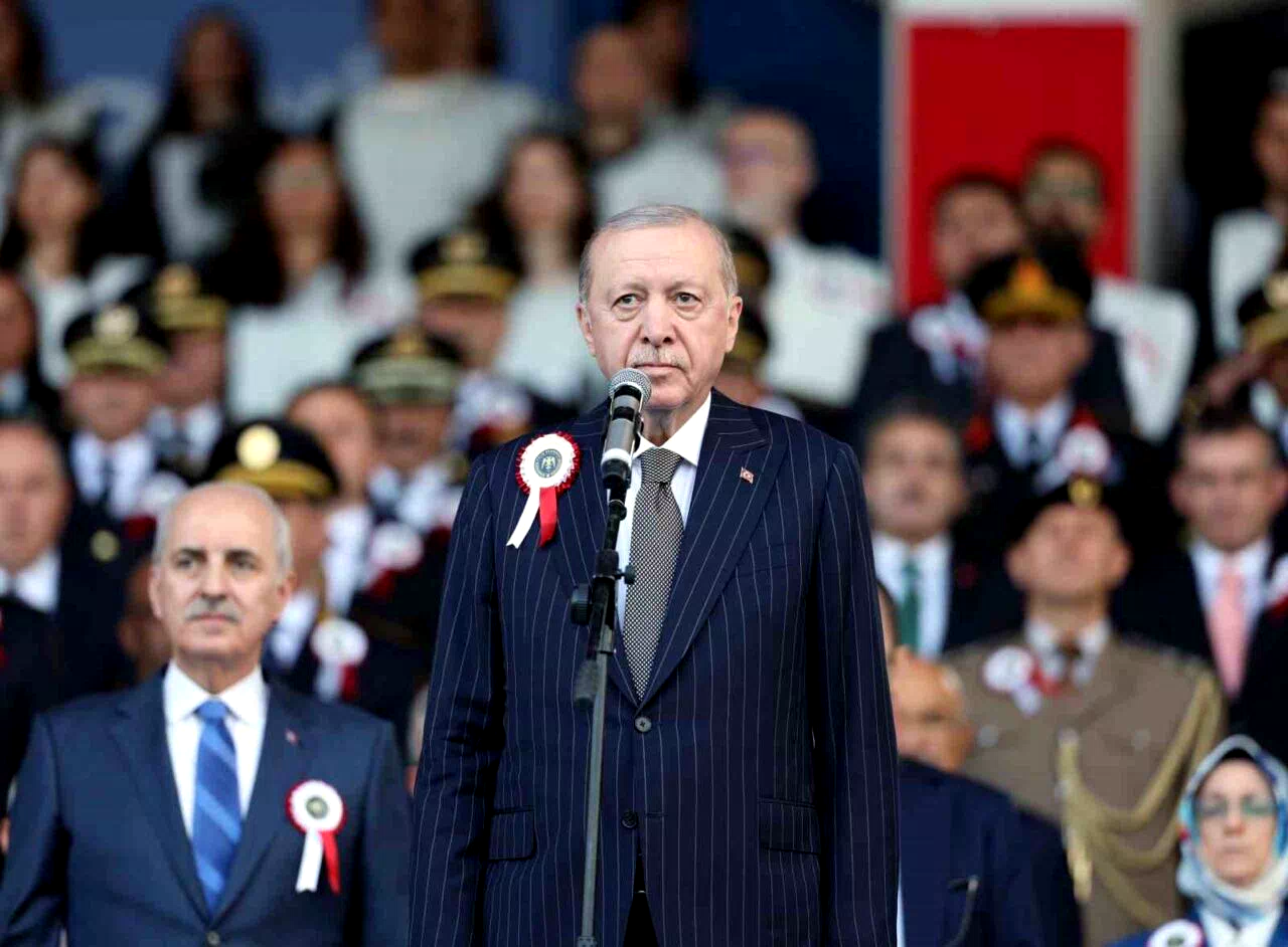 Cumhurbaşkanı Erdoğan: “Zor, hassas ve mesuliyeti fevkalade yüksek bir görevi icra eden emniyet teşkilatımızın talep ve beklentilerini asla göz ardı etmiyoruz”