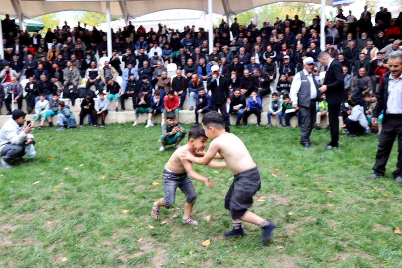 Cumhuriyet ile yaşıt karakucak güreşleri