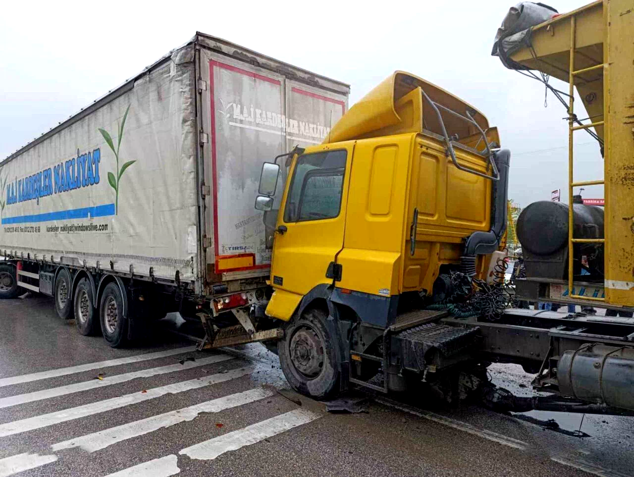 D-100’de 2 tır ve 2 otomobilin karıştığı zincirleme kaza: 1 yaralı