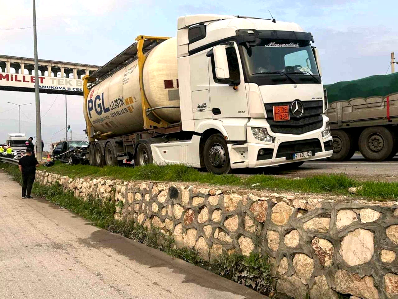 D-650’de park halindeki tıra çarpan otomobil hurdaya döndü: 1’i ağır 3 yaralı