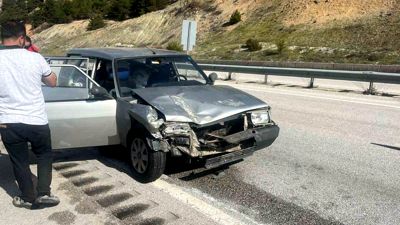 D100’de otomobil kamyona çarptı: 2 yaralı