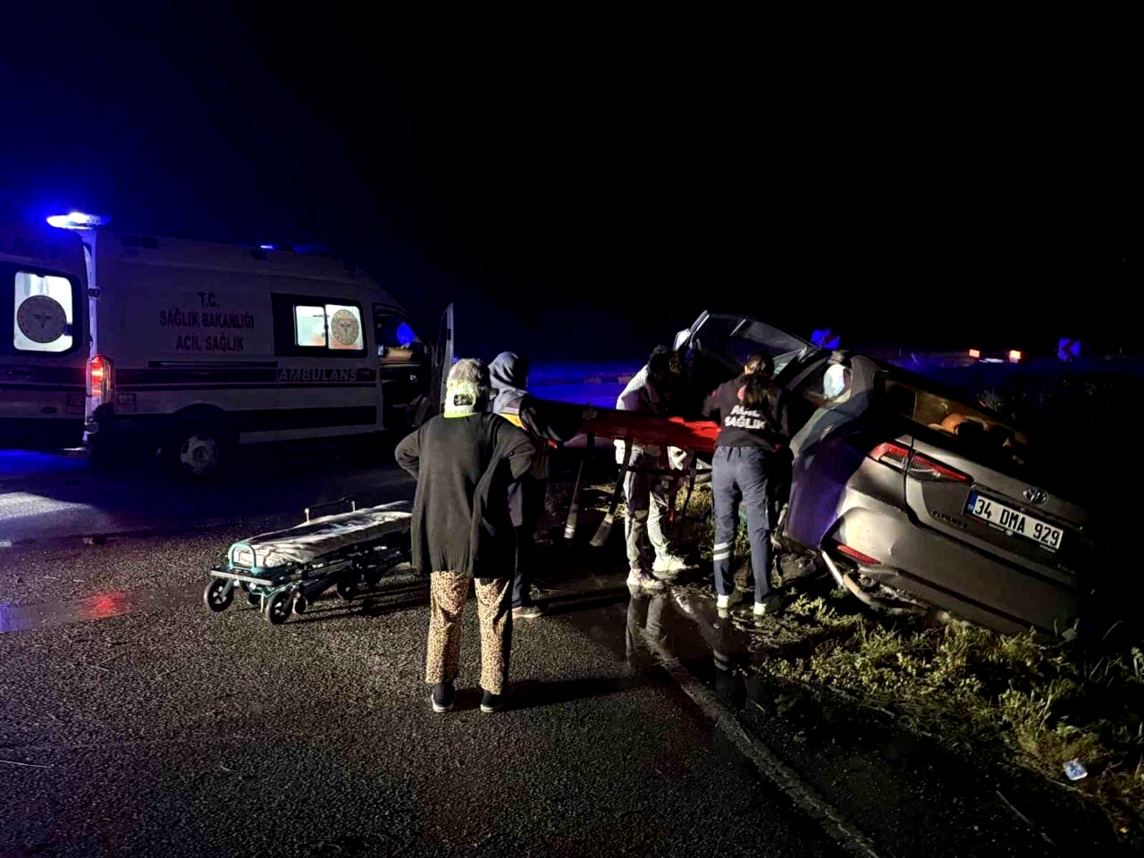 D100’de otomobil refüje çarptı: 2 yaralı