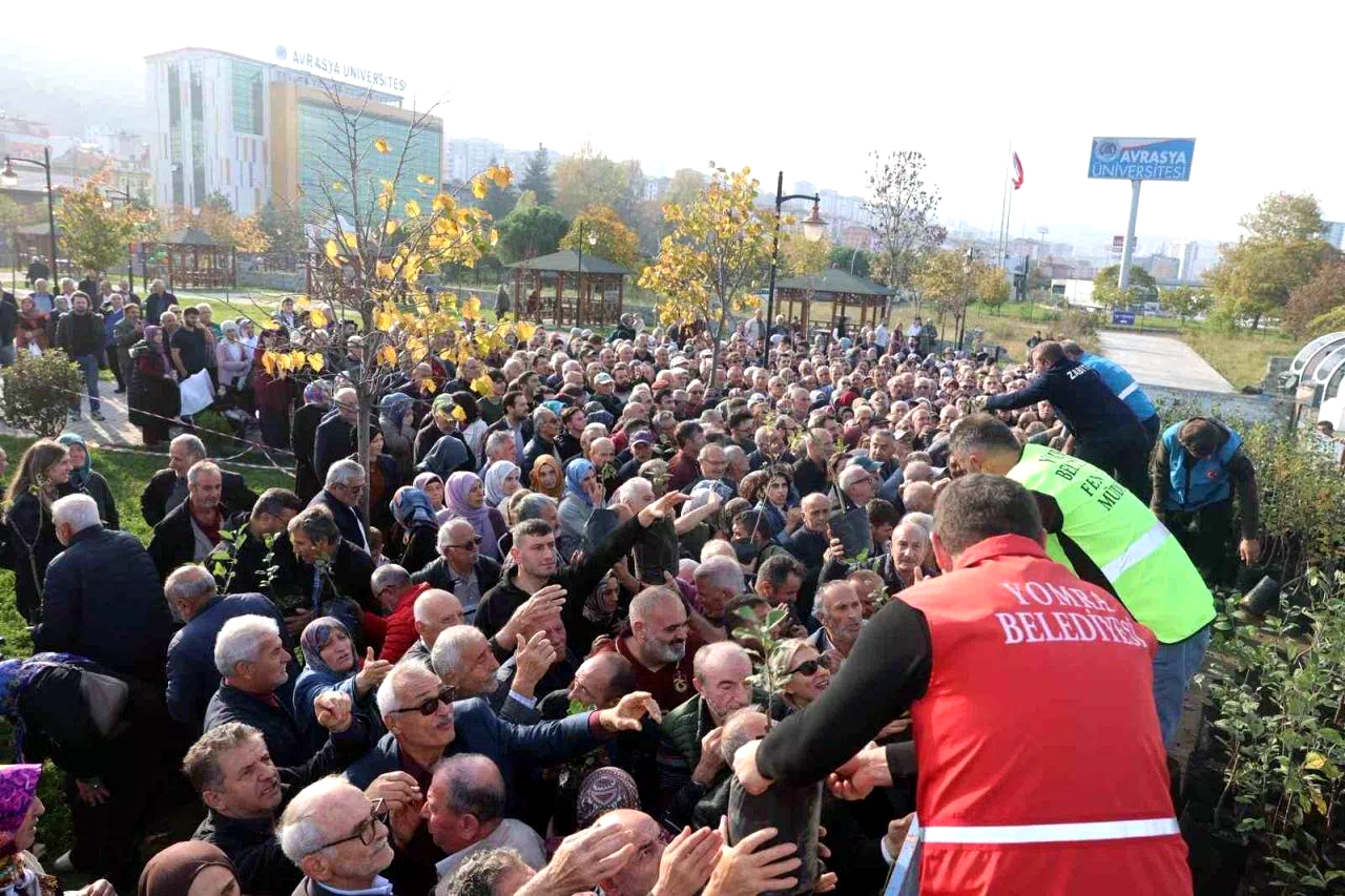 Dağıtılan elma ve armut fidanlarından almak için birbirleri ile yarıştılar
