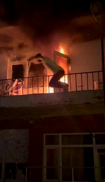 Daire alevlere teslim oldu: Balkondan atlayarak kurtuldu