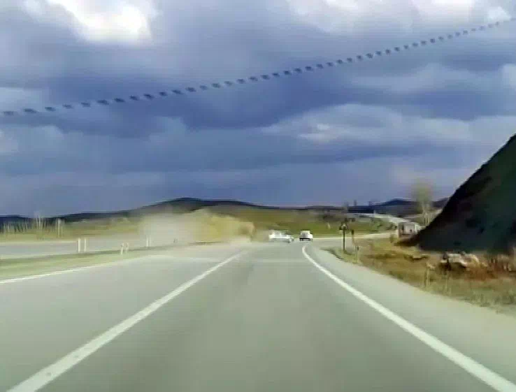 Dalgın sürücünün aracı şarampole uçtu, kaza anı kameraya yansıdı.