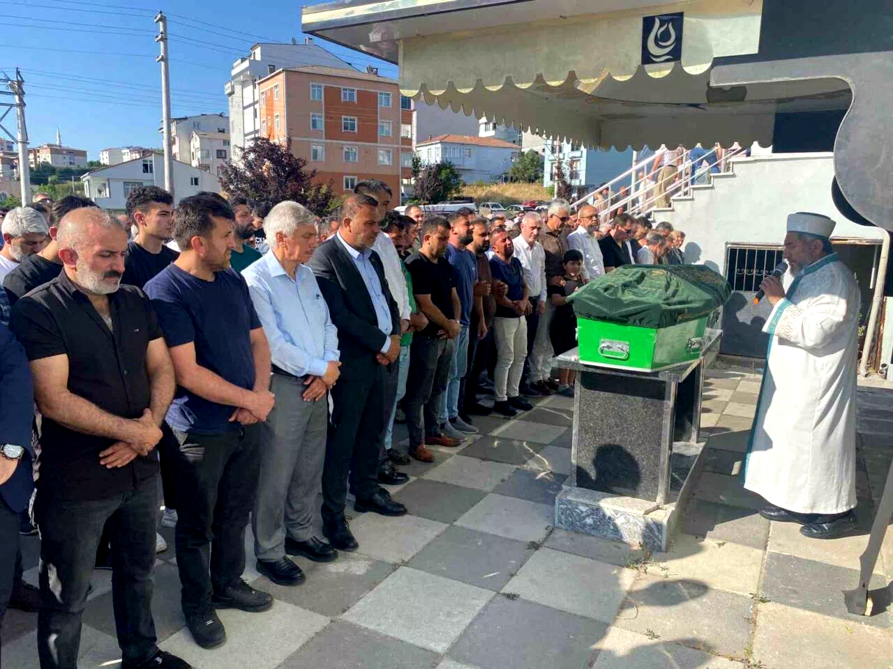 Darıca Belediye Başkanının makamında intihar eden zabıta memuru toprağa verildi