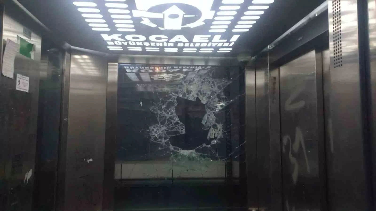 Darıca’da Çocuk, Üst Geçitteki Asansörü Kırarak Kullanılamaz Hale Getirdi.
