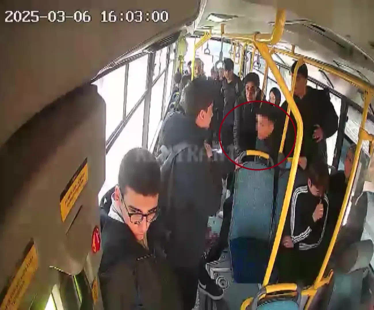 Darıca’da Lise Öğrencileri Arasında Çıkan Kavgada Birbirlerini Bıçakladılar, Otobüs Şoförü Zamanla Yarışarak Hastaneye Yetiştirdi.