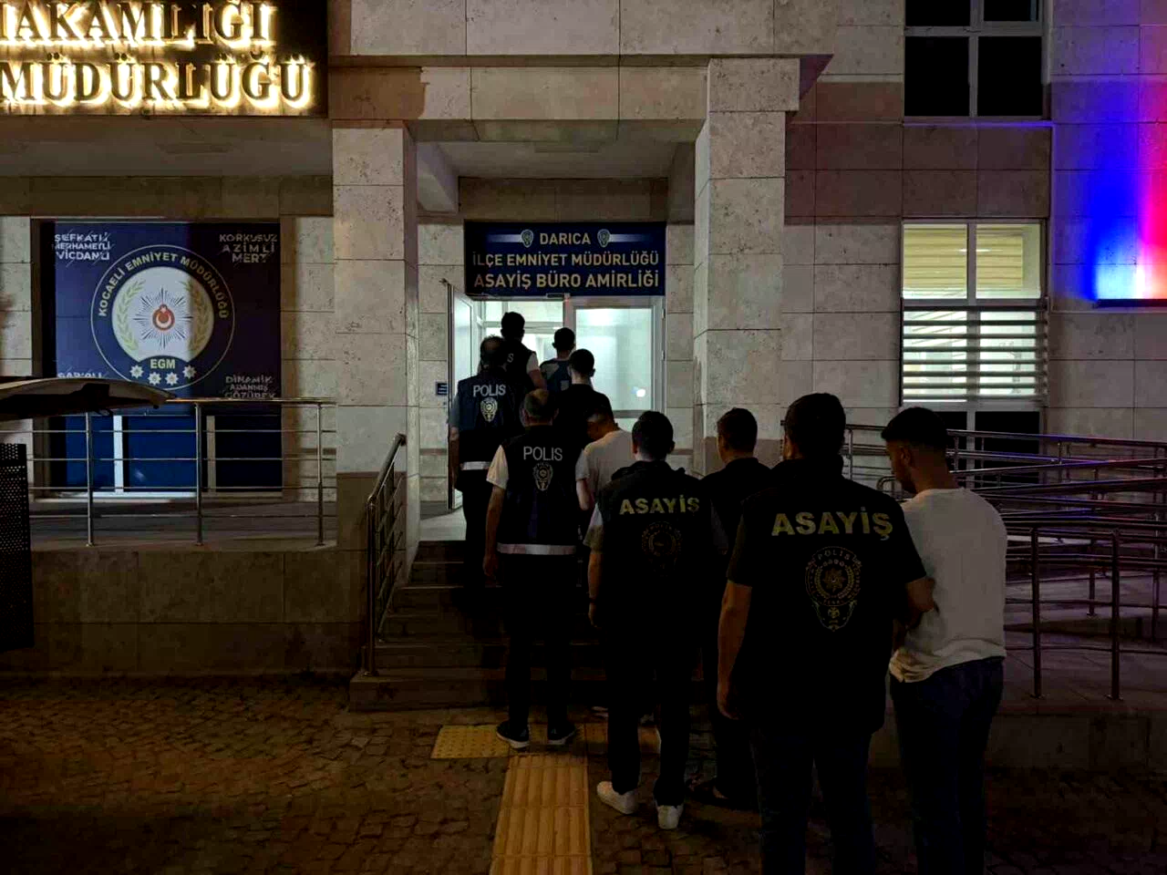 Darıca’da market ve kuyumcu yağmalayan 5 şüpheli tutuklandı