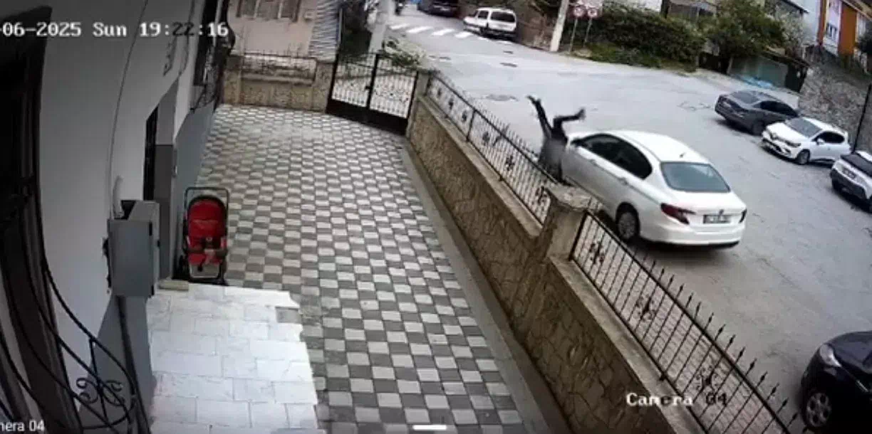 Darıca’da scooter ile otomobil çarpışması sonucu yaşanan ilginç anlar güvenlik kamerasına yansıdı.