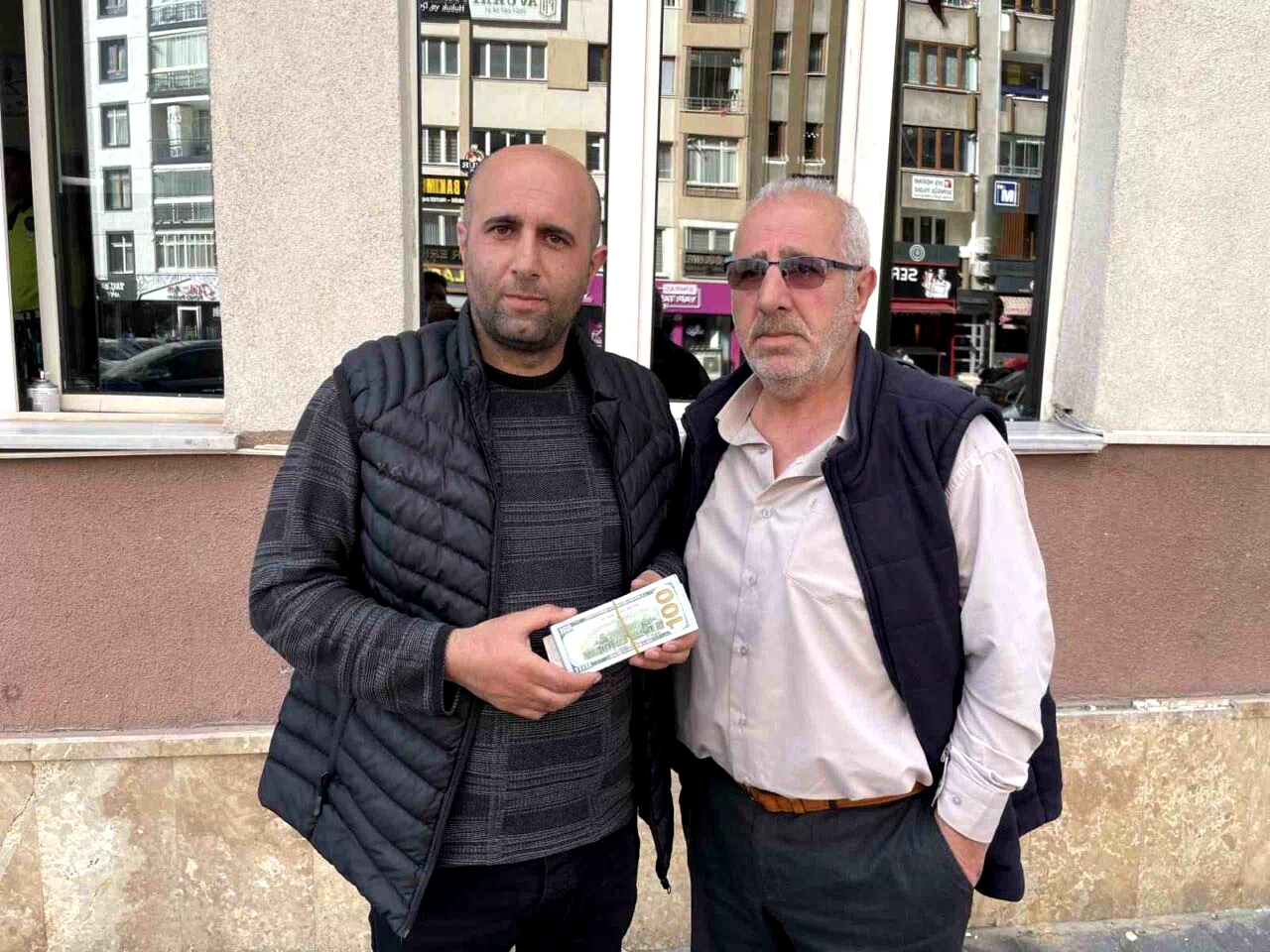 Dayı ve yeğeni buldukları 6 bin 250 dolar ve 400 euroyu polise teslim etti