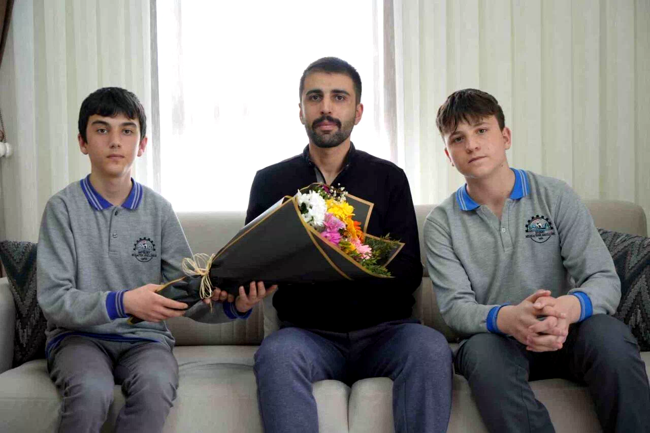 DEAŞ operasyonunda ağır yaralanmıştı: Bayburtlu kahraman komisere öğrencilerden Polis Haftası sürprizi