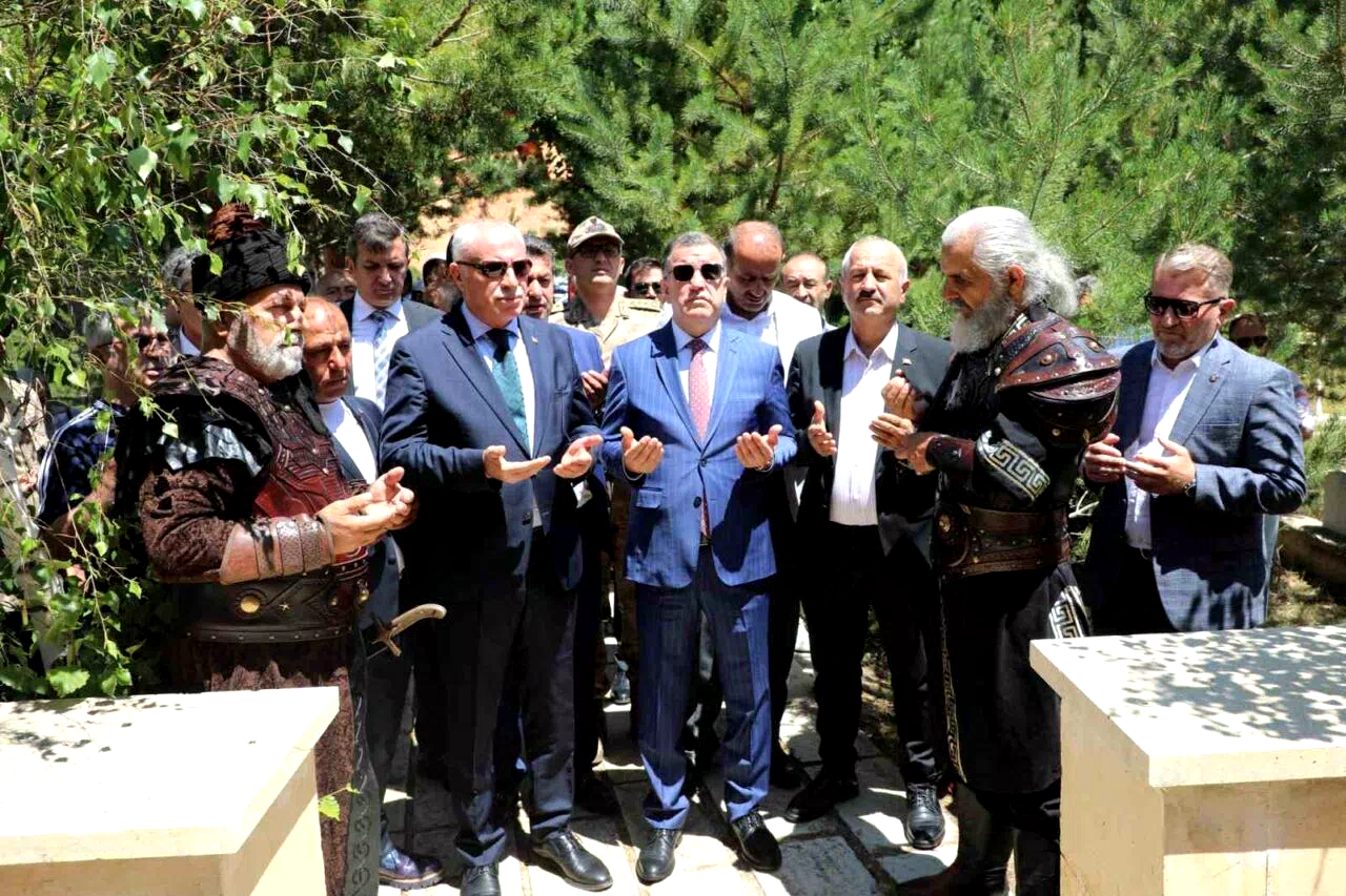 Dede Korkut kabri başında dualarla anıldı