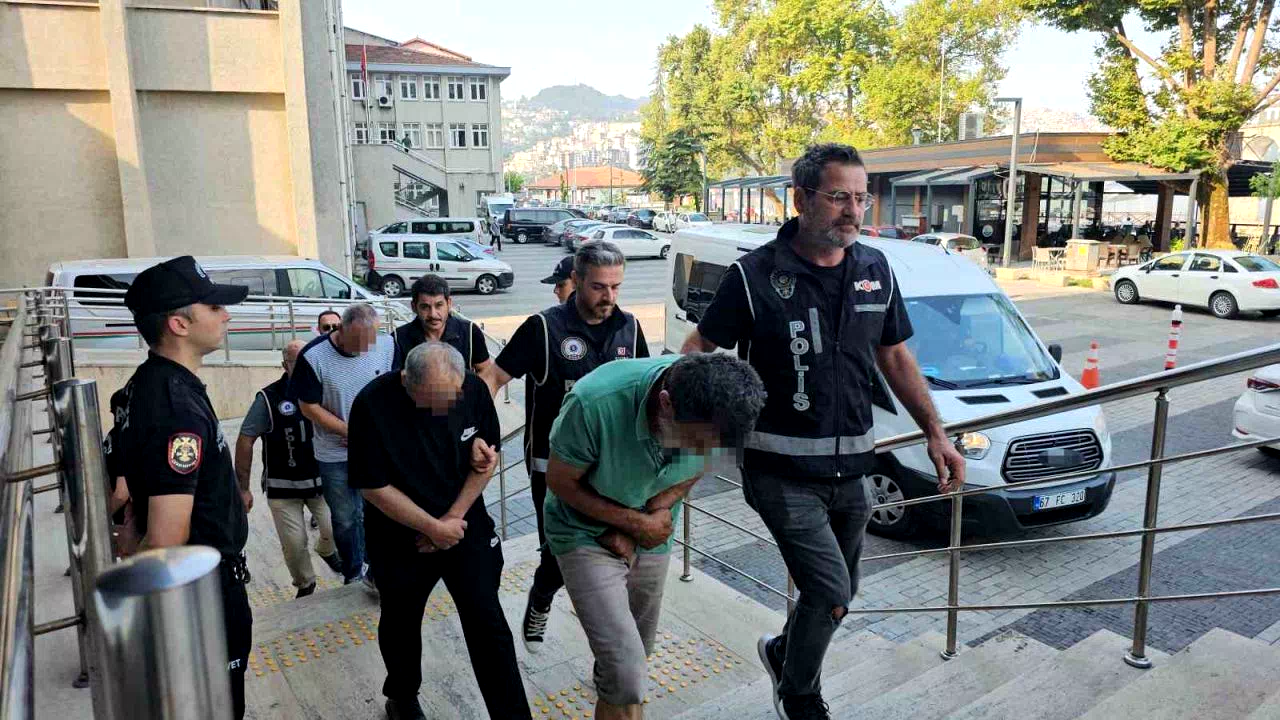Dedektörle define ararken yakalanan 4 şüpheliye adli kontrol