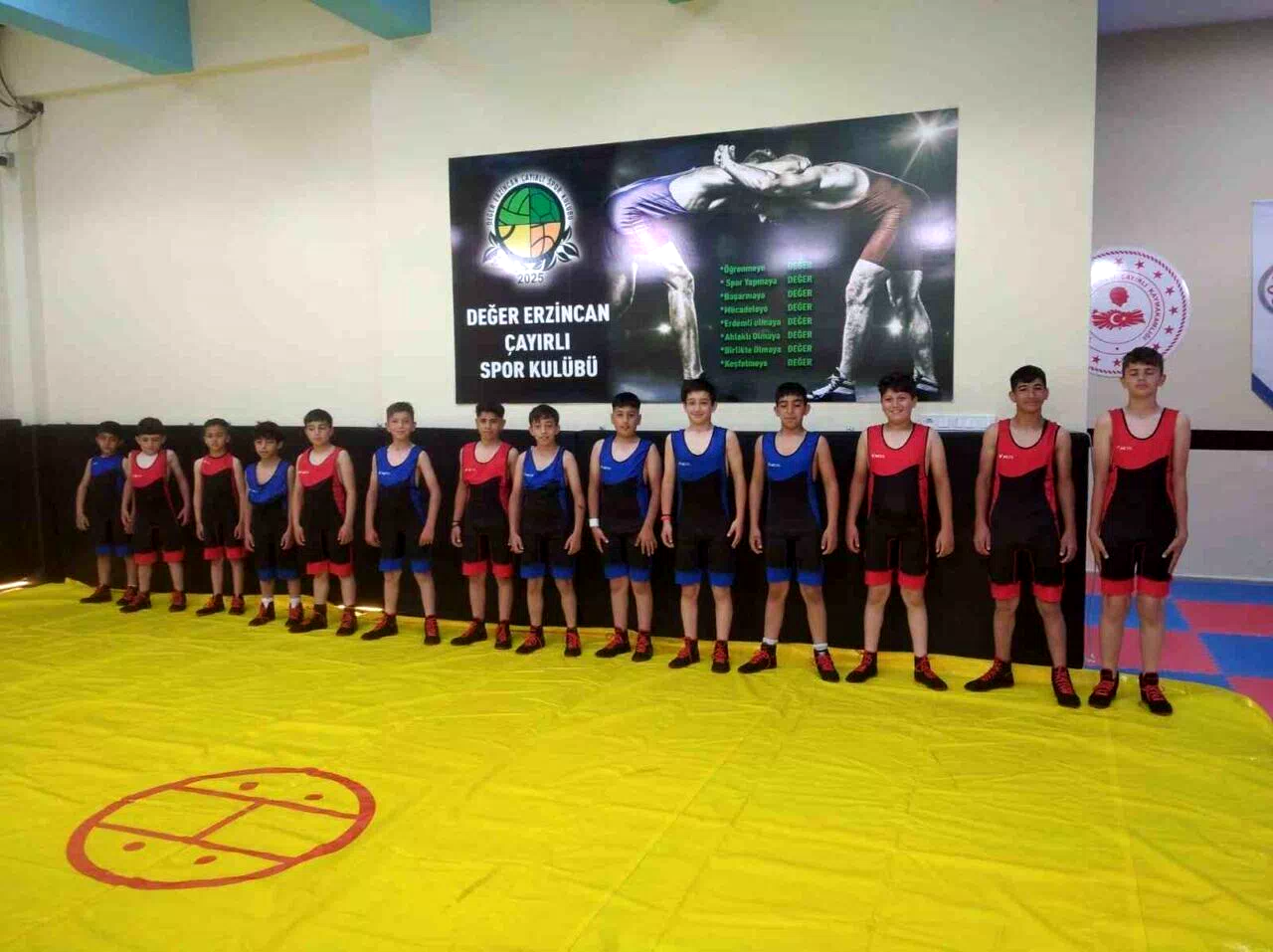 Değer Erzincan Çayırlı Spor Kulübü’nün güreşçileri istedikleri forma ve spor ayakkabılarına kavuştu