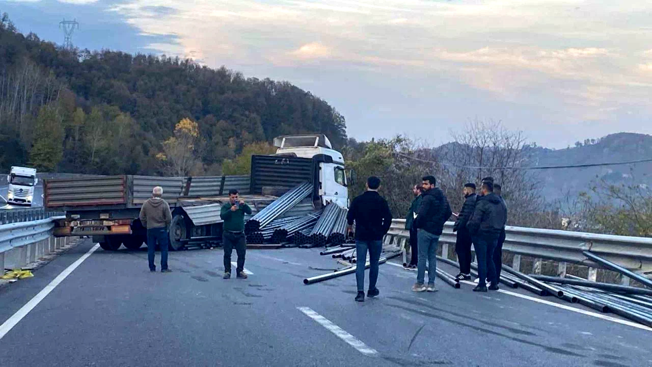 Demir yüklü tır bariyerlere çarptı, yol trafiğe kapandı
