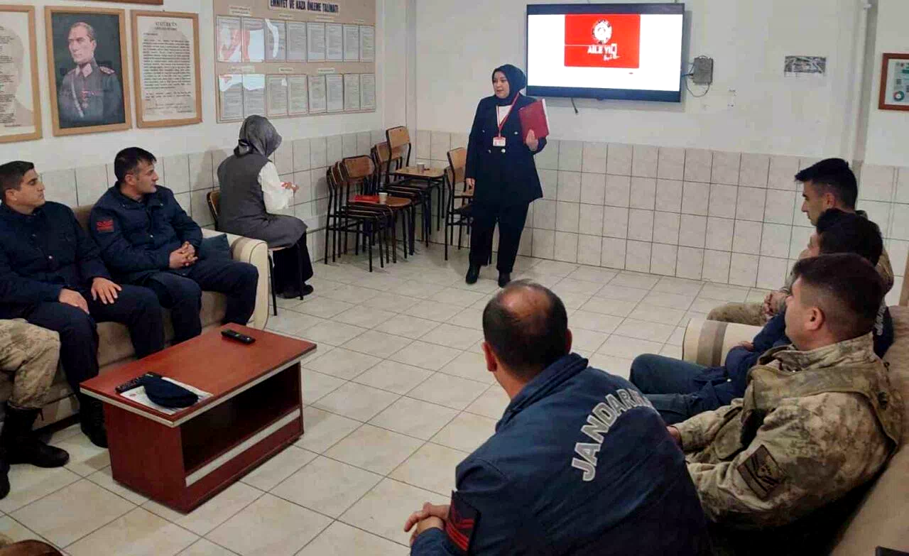 Demirözü jandarma personeline kadına yönelik şiddetle mücadele eğitimi verildi