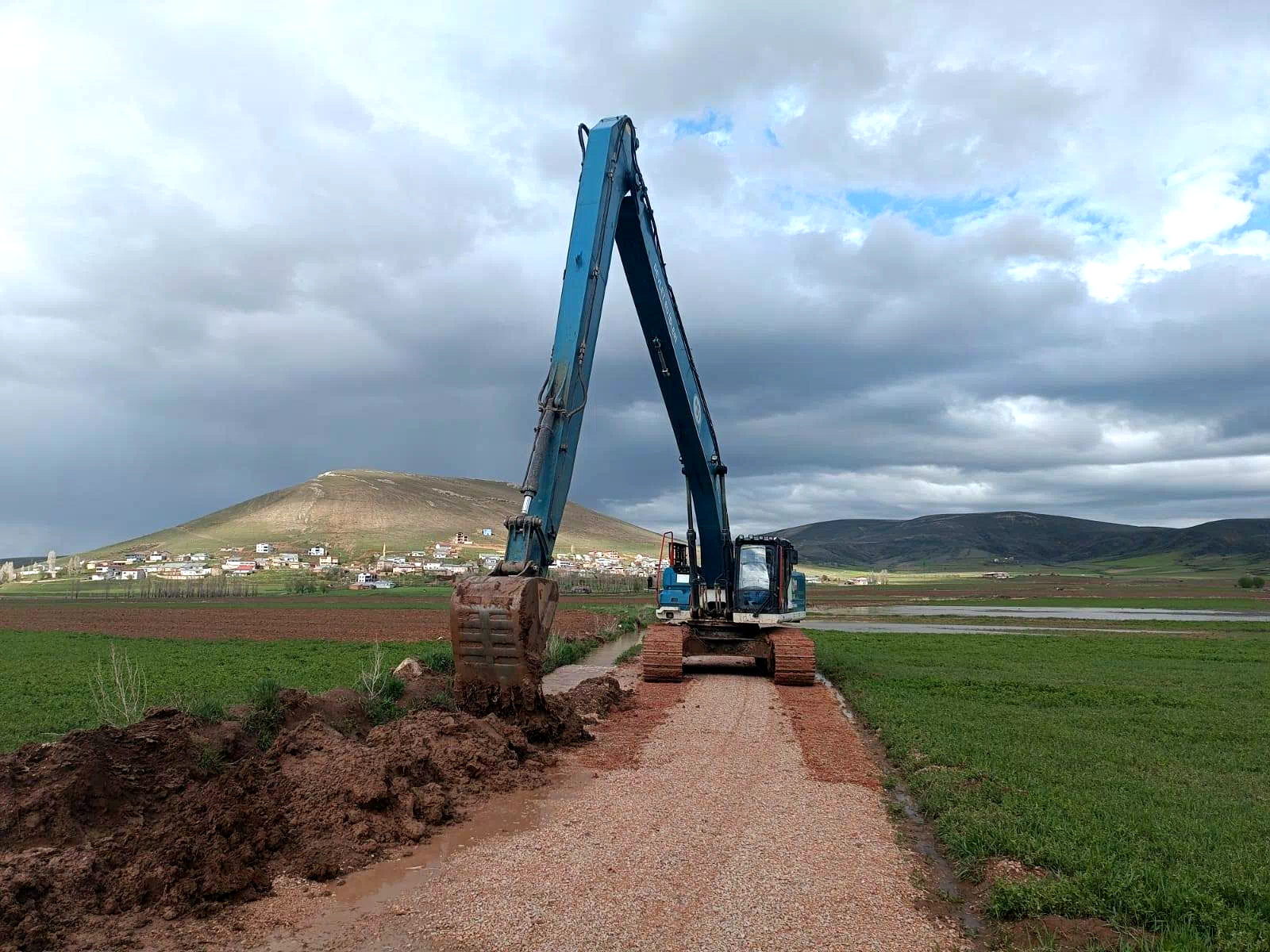 Demirözü’nde debisi yükselen derelerde çalışma başlatıldı