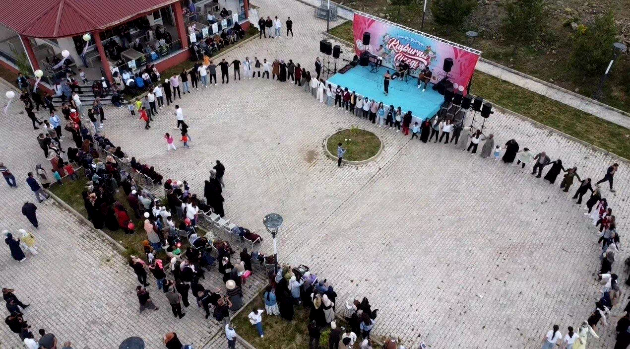 Demirözü’nde ‘Kuşburnu Çiçeği Festivali’ düzenlendi