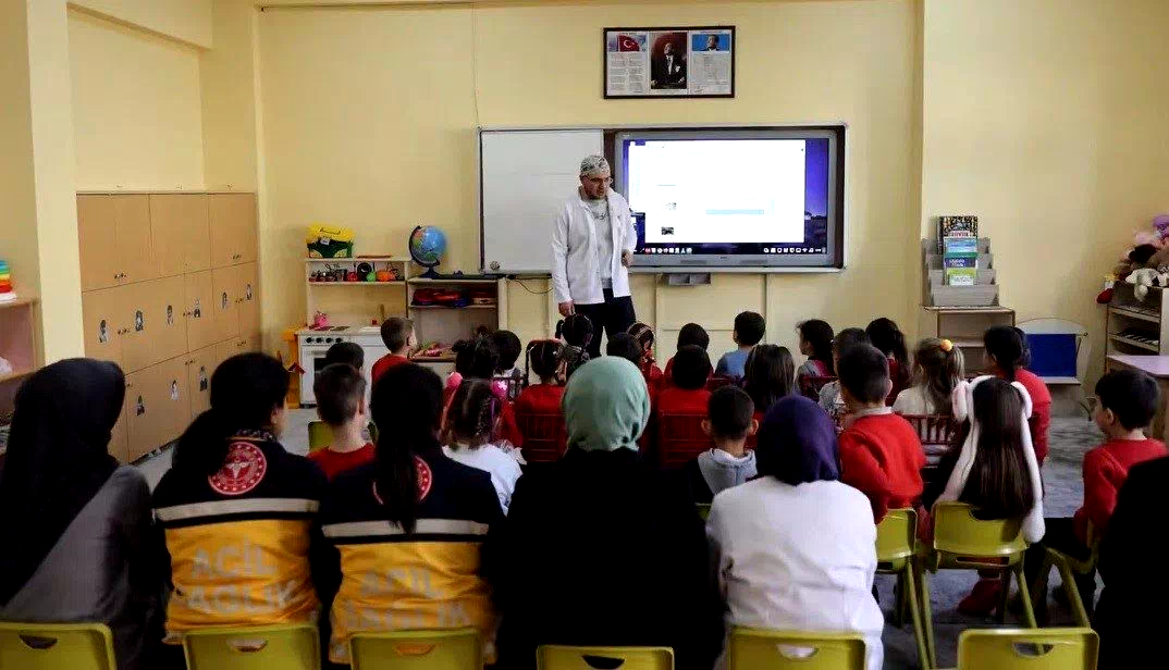 Demirözü’nde öğrencilere sağlık eğitimi verildi acil sağlık hizmetlerinin önemi anlatıldı